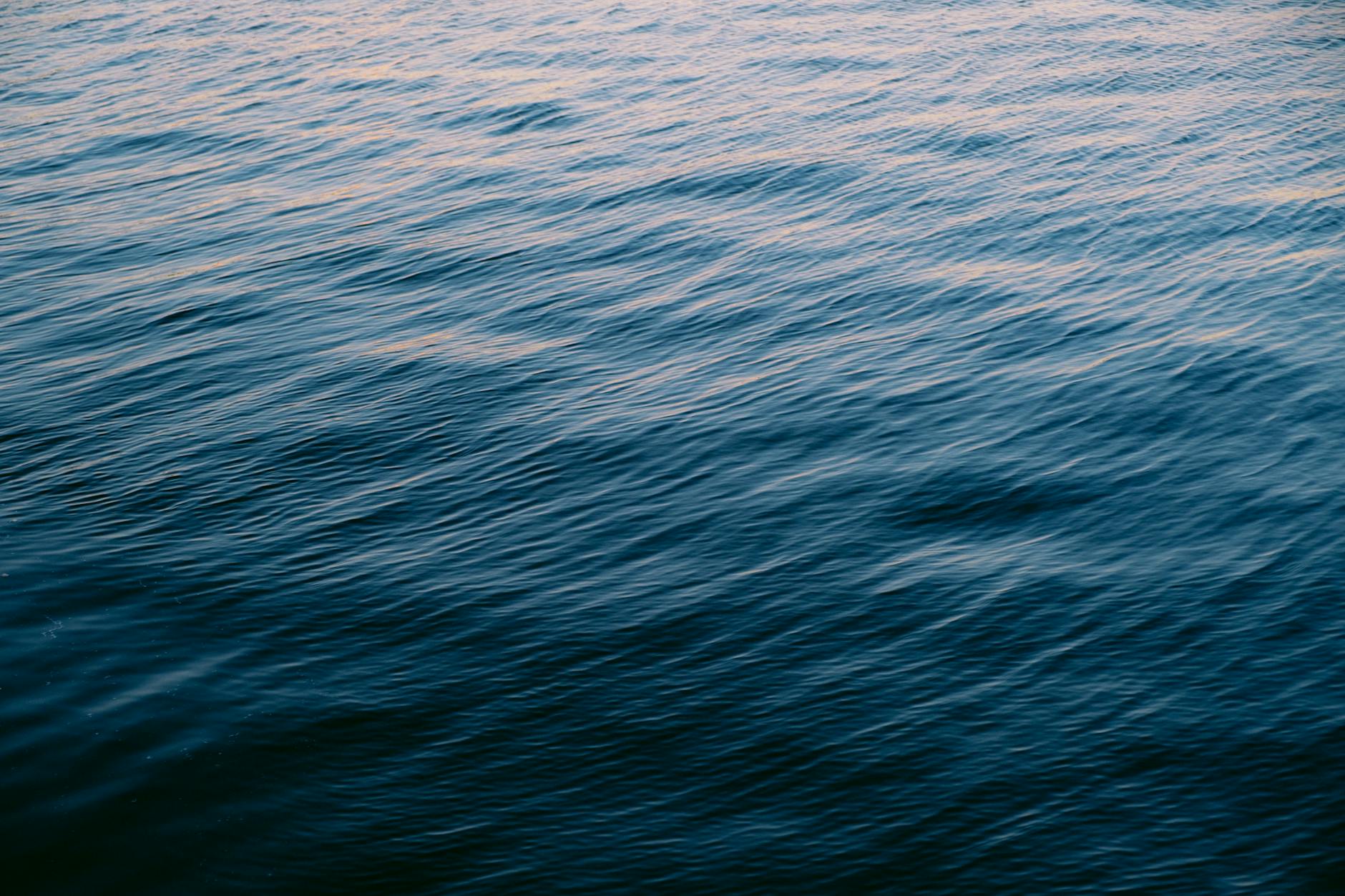 a photo of blue waves